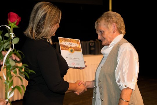 Margita Lehotská prijíma ocenenie od predsedníčky ŽSK Eriky Jurinovej. Foto: František Dokoupil 