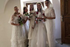 Premeny svadobnej bielej v pohybe